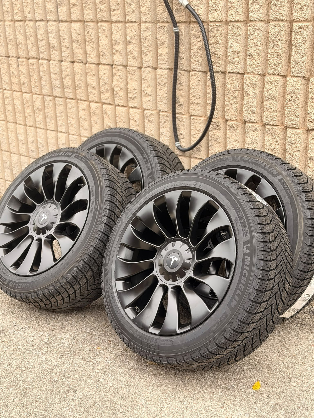 Tesla Model Y - Michelin X-ICE SNOW+ Package