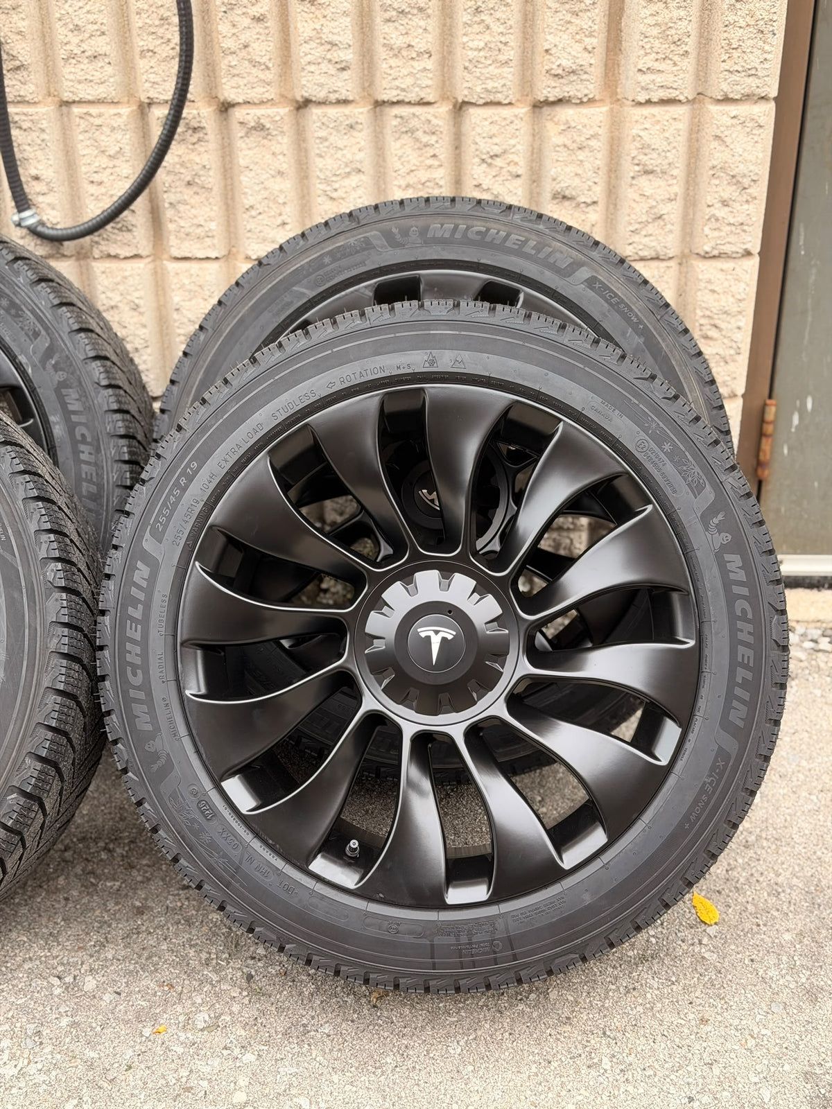 Tesla Model Y - Michelin X-ICE SNOW+ Package
