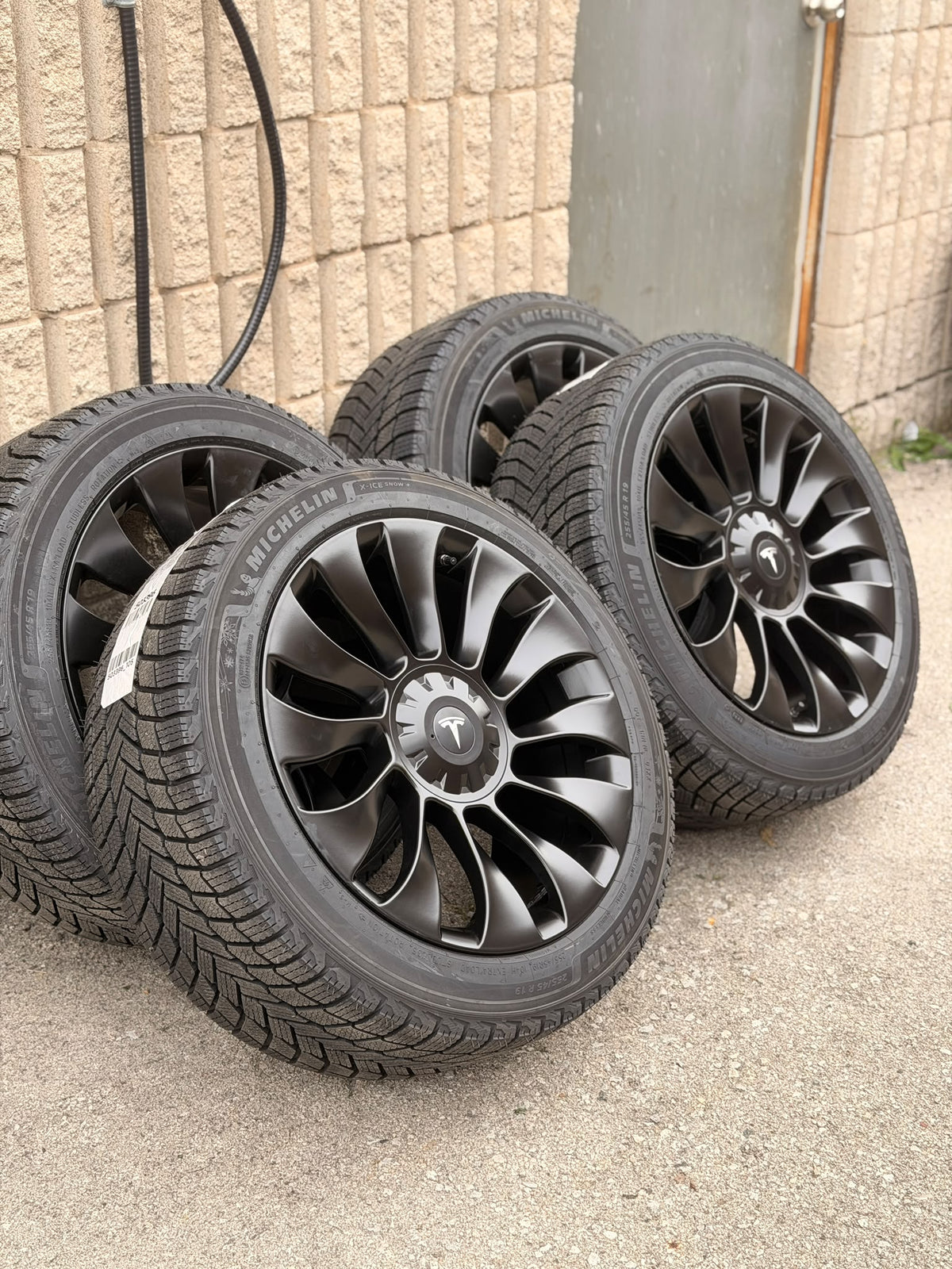 Tesla Model Y - Michelin X-ICE SNOW+ Package